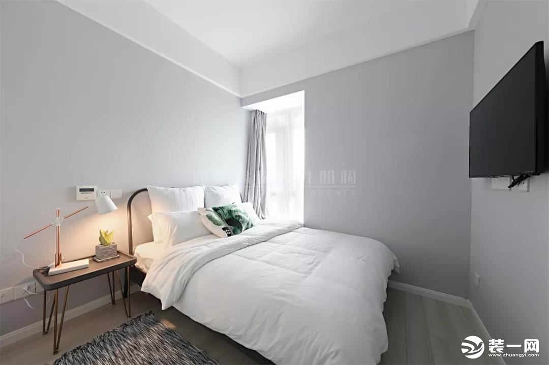 将白色空间实践到底 白色的墙面，白色的家纺 一枚绿色植物抱枕便显得尤为吸睛