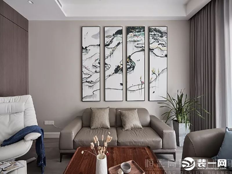 ▼客厅 客厅作为公共区，映入眼帘的是墙上四幅拆分开来的画饰，富有中国风的山水画，四幅组成一幅，非常有