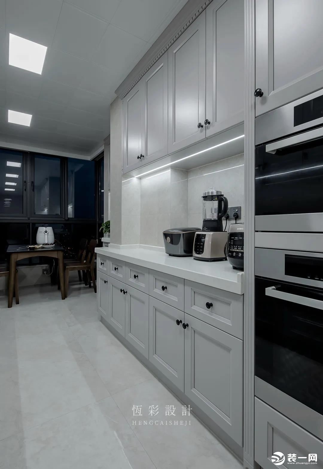  厨房将原储藏间打通，作为一个延伸空间做休闲区。