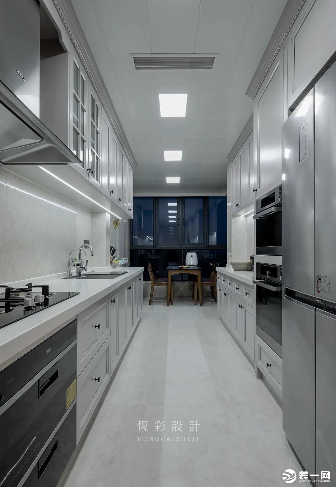将厨房作为一个通道，通往厨房休闲区。