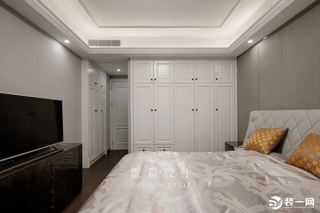 主卧靠客厅沙发背景墙位置做了一排柜子作为隔断，以增加主卧储物空间。