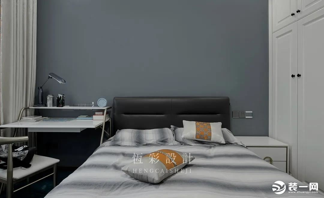 儿子房整体色调偏冷色调，冷灰色背景墙，灰色皮质沙发床，高冷炫酷。