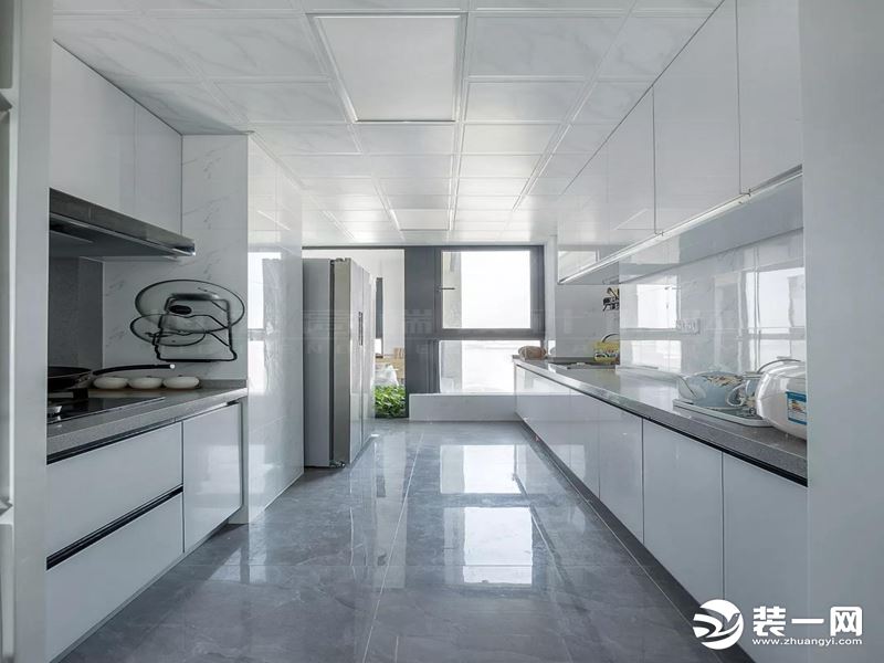厨房空间整体采用浅色系，原本狭长的空间看起来更加清爽通透。
