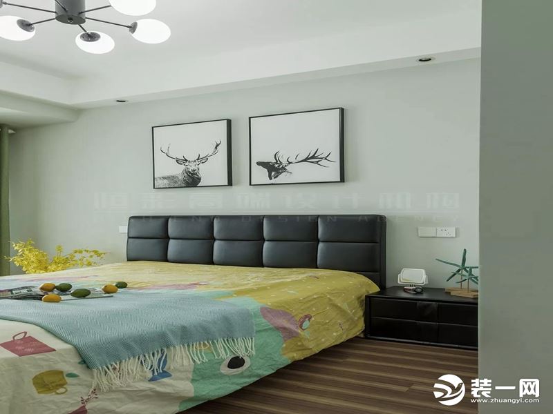 次卧空间采用淡淡的绿色作为整个空间的背景色，清新恬淡。
