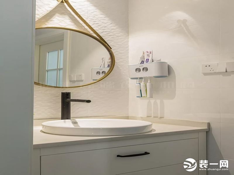 卫生间设计上采用一点点小新意，淋浴房半透明的设计，台盆处墙面的凹凸质感以及圆形镜，简单而又别致。