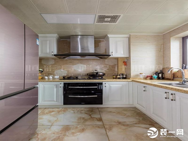 厨房空间大量使用了仿古墙砖以及地砖，在色彩上以浅色修饰，起到放大空间的作用。
