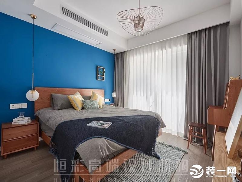主卧空间选用大胆的高饱和的蓝色，大面积使用纯色让空间更加干净明朗。