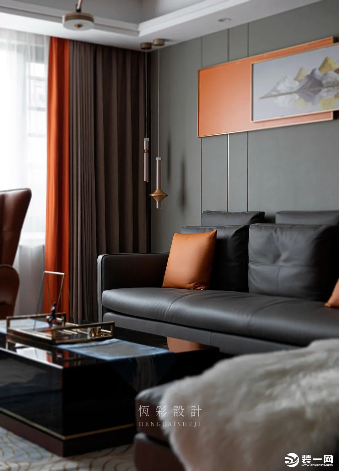 软装搭配遵循色彩的延伸原则，搭配同色的单人沙发椅、窗帘，在高级灰中点亮爱马仕橙。