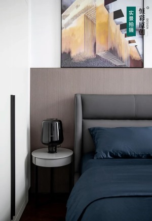 灰色床头，靛蓝色床品，大量高纯色彩的使用，让空间更加简洁，高级。