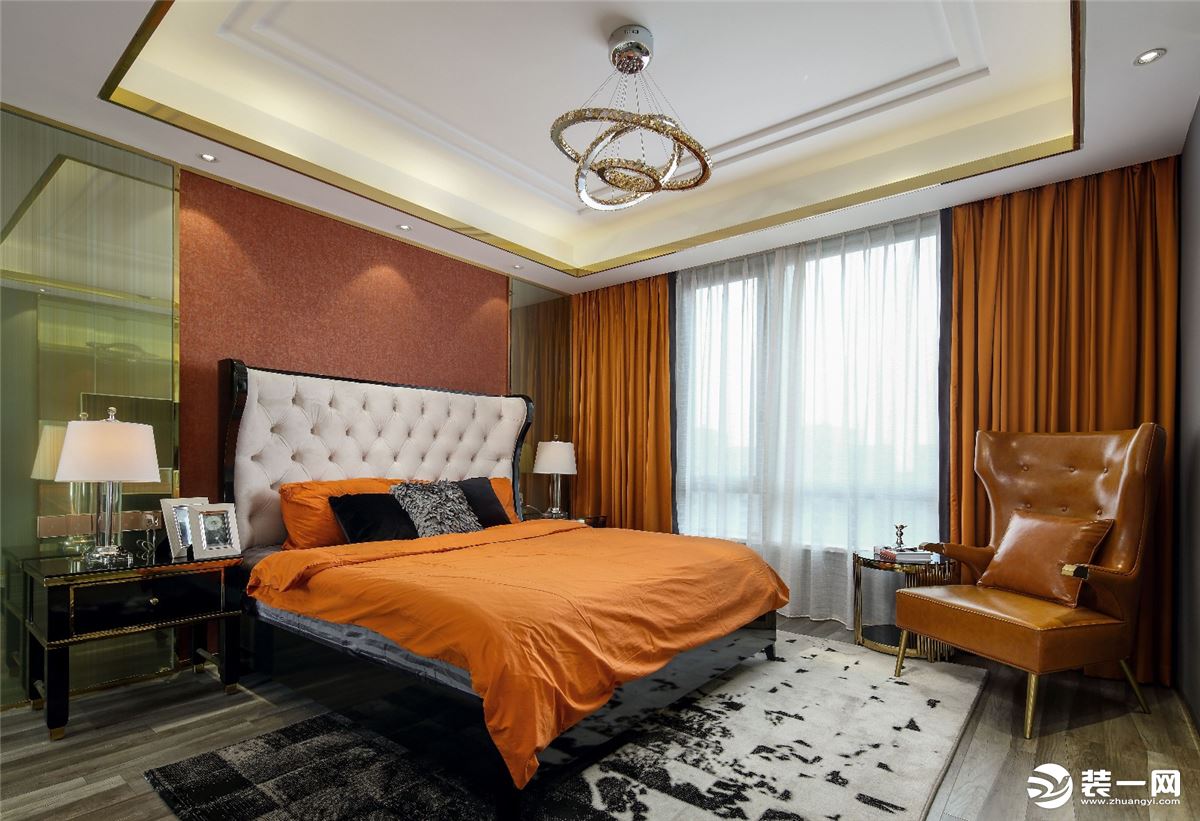 卧室以橙色为主的搭配，活力而包含张扬，床头的皮革保护，避免脑袋撞到墙壁的痛感。