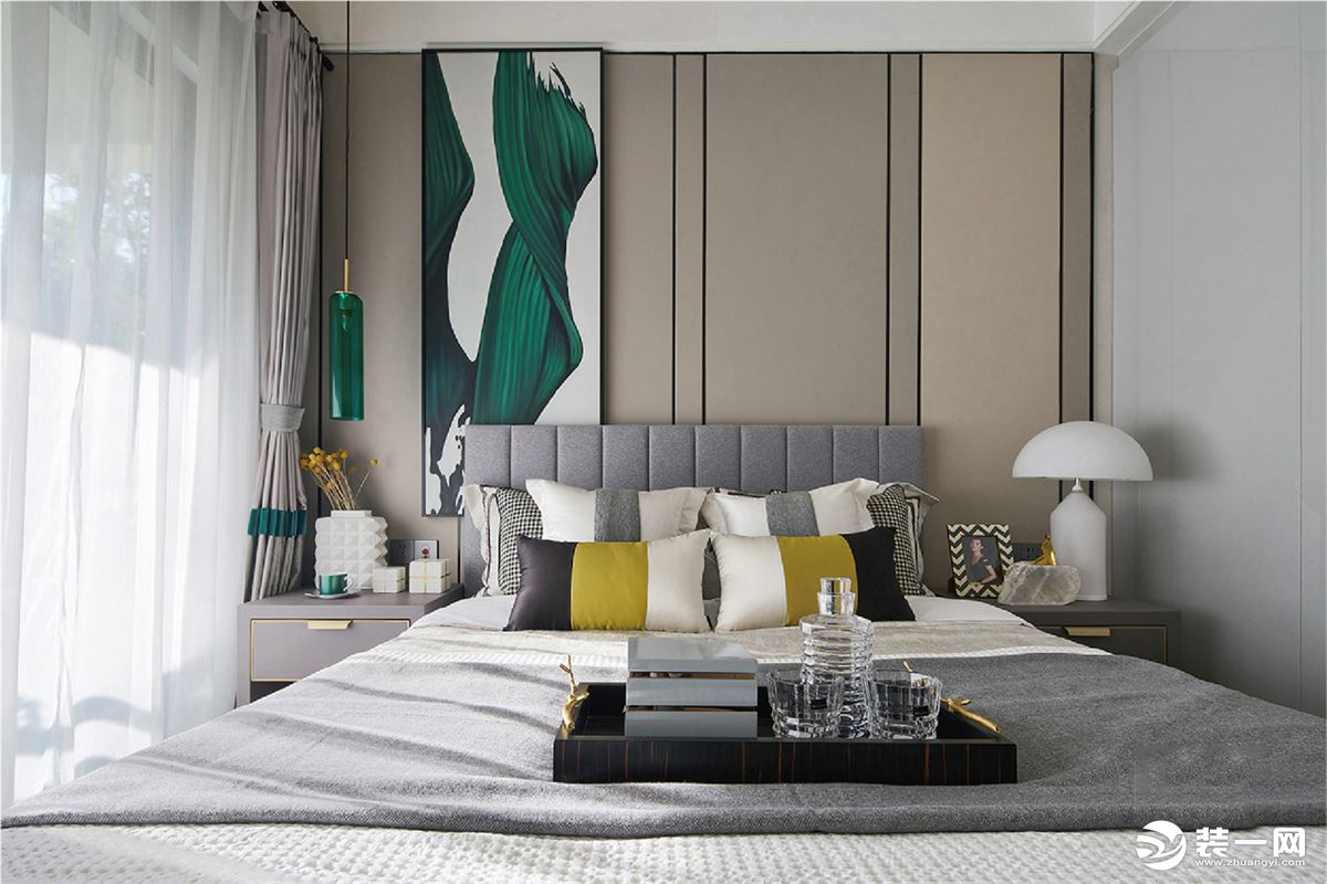 卧室延续客厅的风格设计，米灰色的背景，与绿色的画框点缀空间，柔和融洽，给予恬静舒适的睡眠空间。