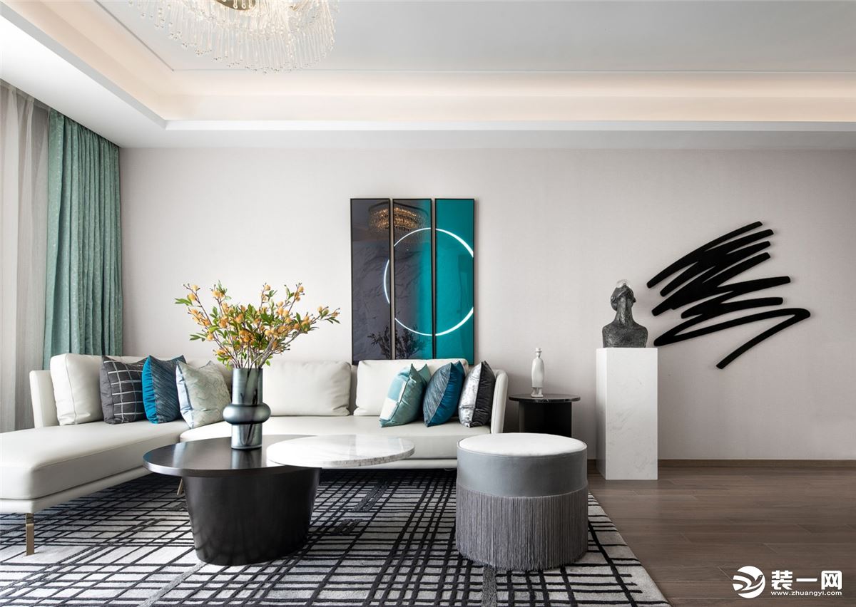 客厅整体以白色为基础色，布置优雅舒适的布艺沙发，也呈现出一种闲适轻松的居住体验。蓝色的点缀与线条的搭
