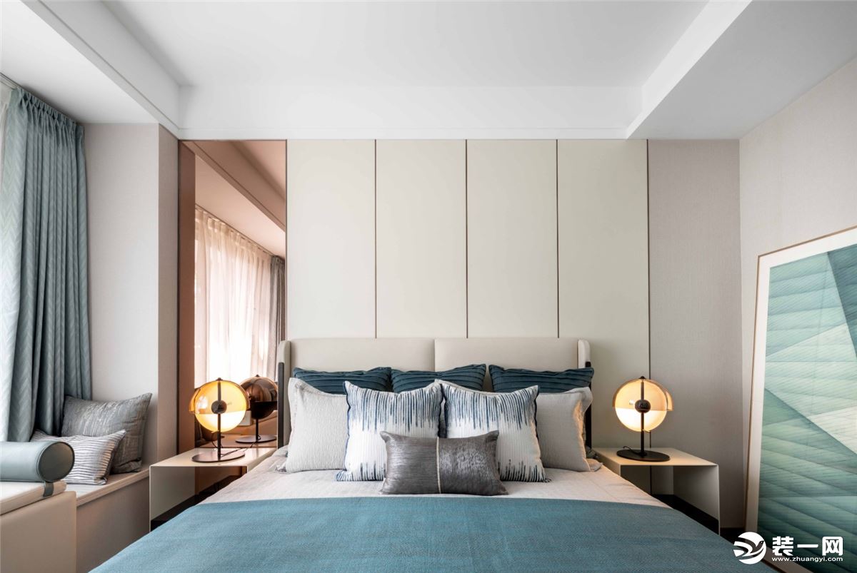 主卧延续客厅的风格，简单而舒适，米白色的背景板与蓝色系的搭配，为空间增添柔和与舒适