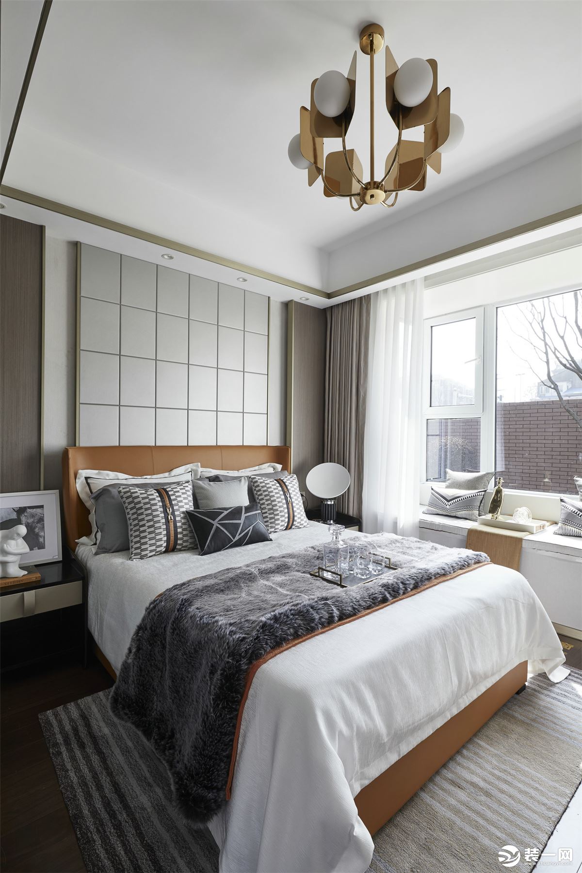 精巧的黄铜吊灯，没有多余的装饰品，舒适而柔软的床饰，毛绒的灰色，让卧室有了点法式浪漫。