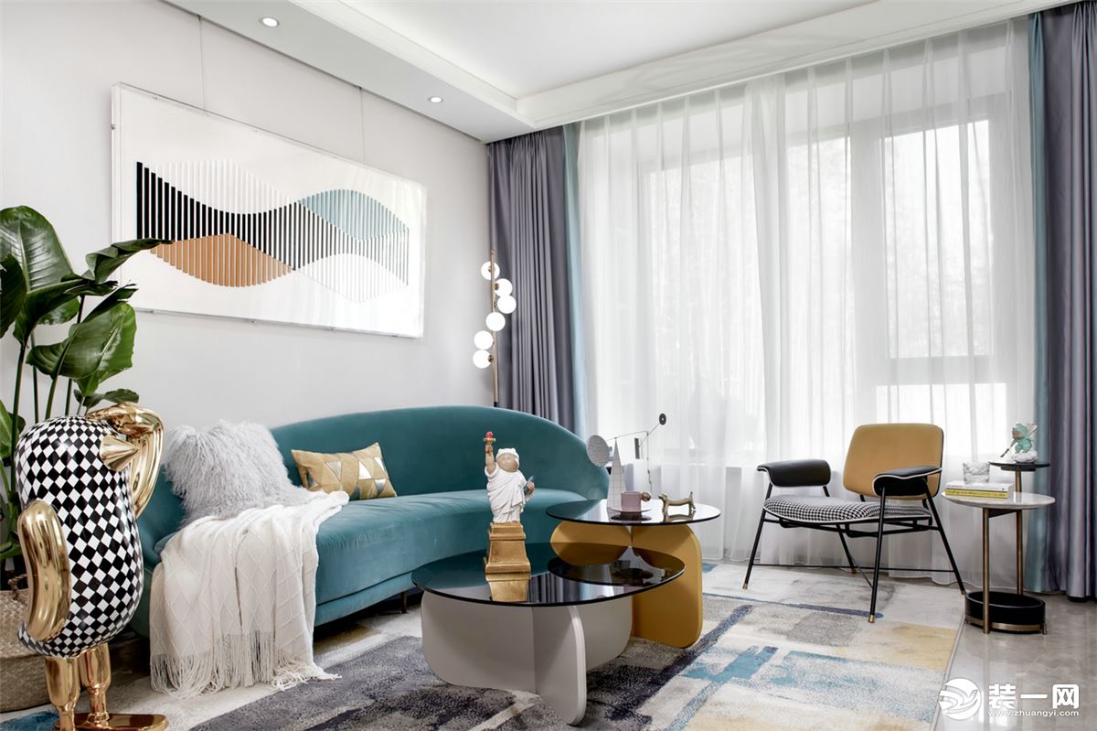 客厅以白色为主的搭配，白色与蓝色的搭配，明亮而轻奢，加入绿植的点缀，展现空间的自然感