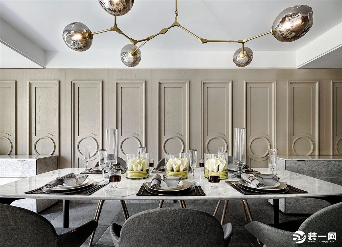 餐厅可以说是家里比较有情调的一个地方，金色与大理石的点缀都在彰显着浪漫气息，灰色系的餐椅和光面的餐桌