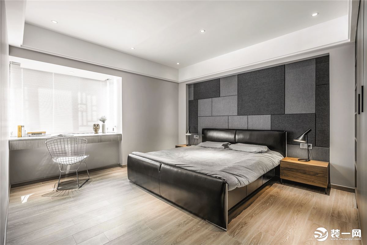  主卧木质地板的铺垫，搭配上灰色床与素雅的床单，整个空间都显得简约优雅自然。