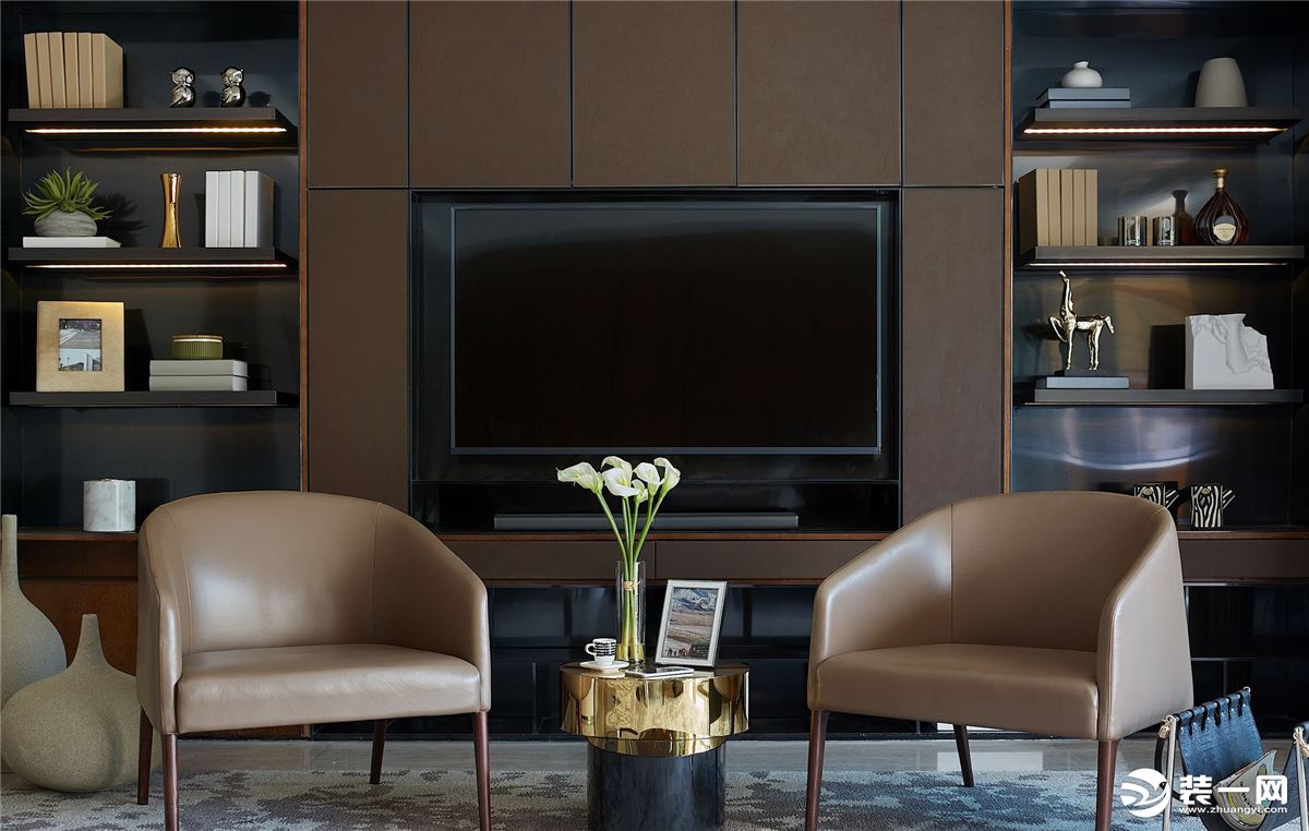 电视背景墙有棕色为主，两侧的空间做成了收纳柜的设计以黑色为底色，沉稳而有格调