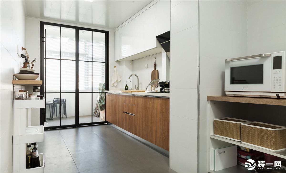 厨房采用白色为主色调，显得格外干净、整洁。选用木质橱柜，也为这个空间增添了些许相同的复古元素。