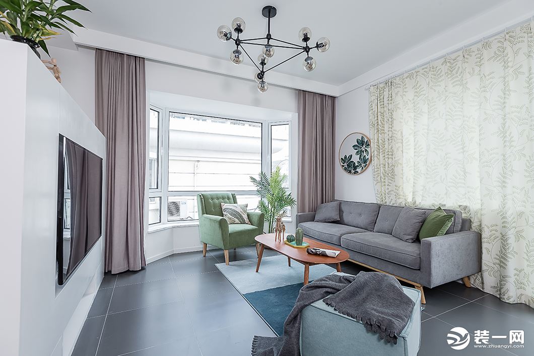 客厅，灰色地砖，灰色布艺沙发进行了色调上的呼应，最后在点缀一组绿色单人沙发和绿色植物，整个客厅清新舒