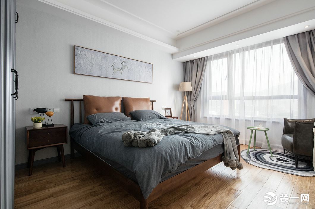 卧室，整体把握以灰白色系呈现，让人感觉到一种贴近大自然的舒服。