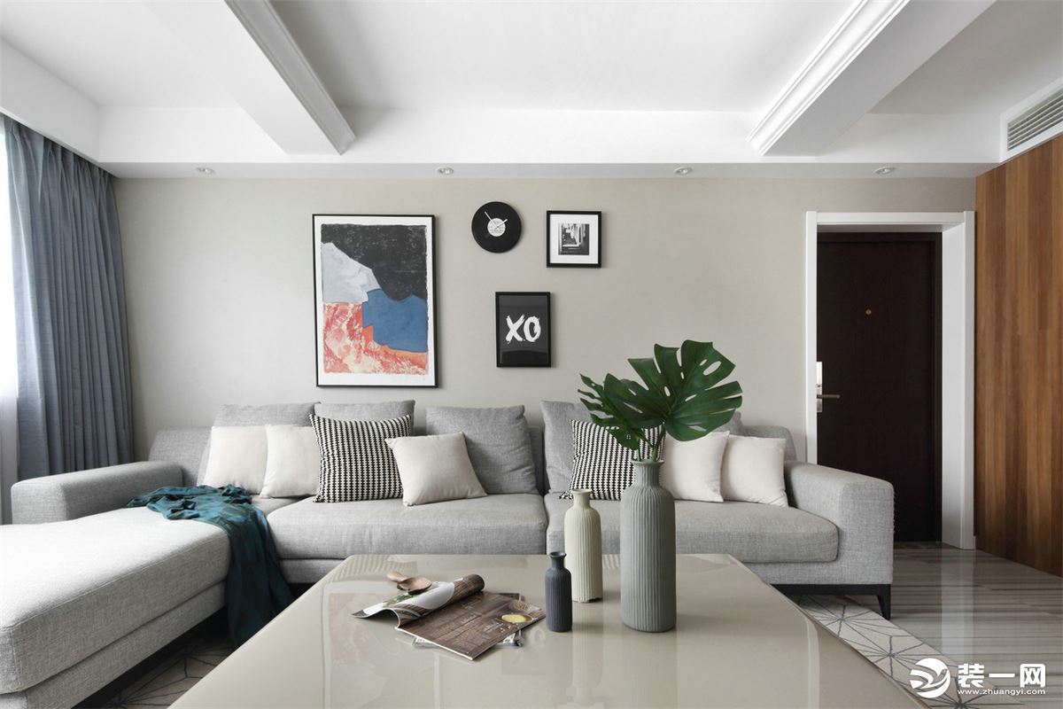 客厅，在简约的基础上加入木色材质，稍添温暖，加入绿色给室内一种盎然的感觉。
