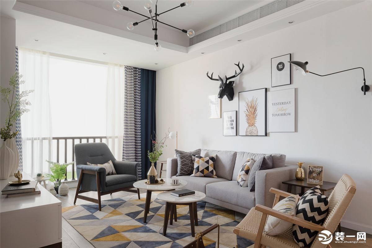 客厅的整体色调以浅灰色为主，家具方面更加讲究功能性，没有杂乱的颜色搭配，而是通过各种原木材质打造自然