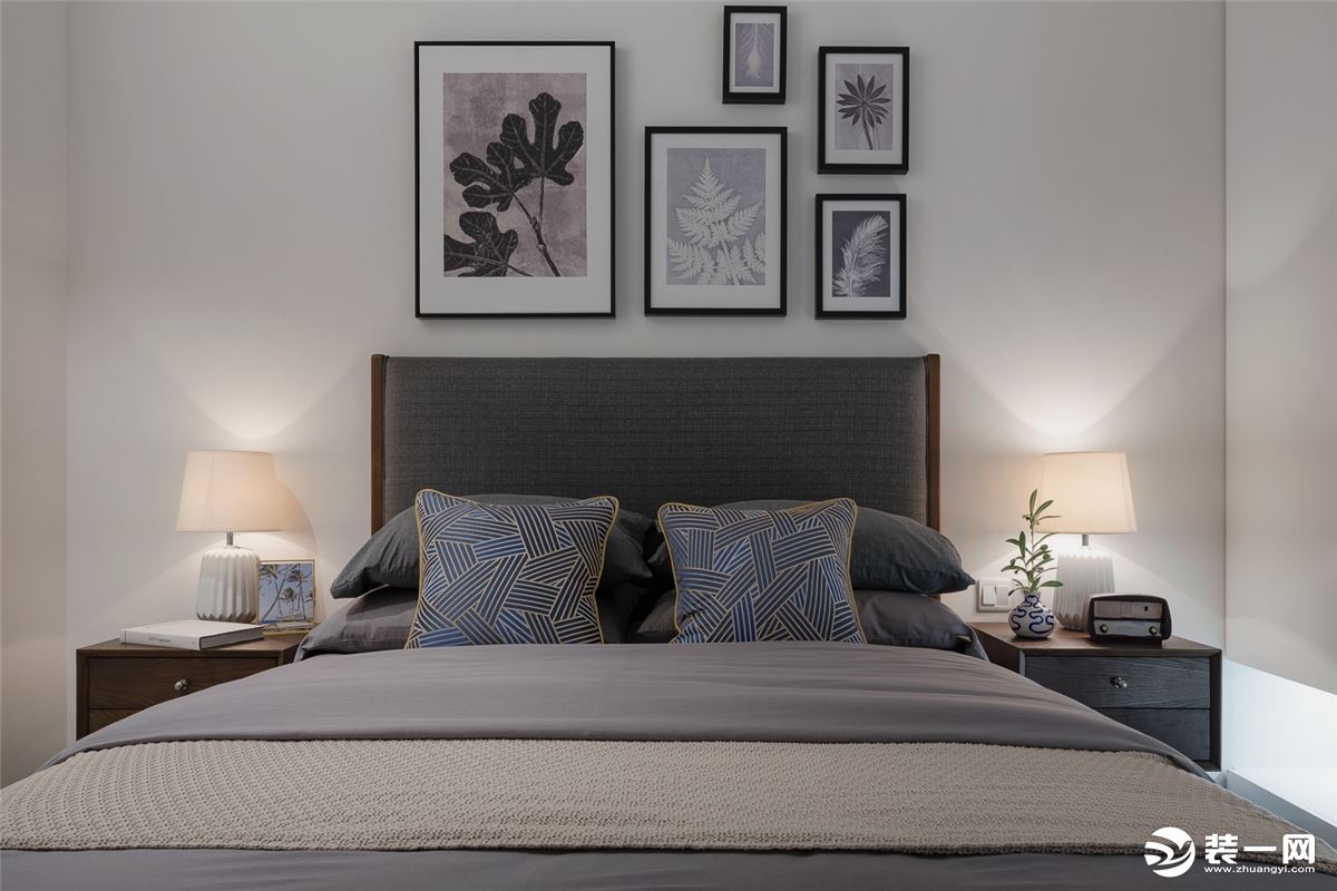 卧室致力于打造恬静优雅的氛围。深灰色床品柔和而舒适，是卧室最吸引人的地方。