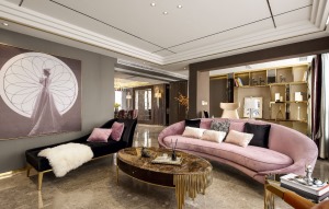 客厅以现代风格设计，天鹅绒的沙发，粉色与黑色的搭配，舒适而柔软，让空间有着更加接地气的优雅。