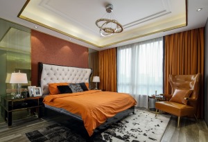 卧室以橙色为主的搭配，活力而包含张扬，床头的皮革保护，避免脑袋撞到墙壁的痛感。