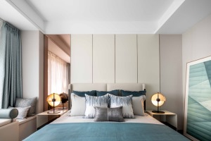 主卧延续客厅的风格，简单而舒适，米白色的背景板与蓝色系的搭配，为空间增添柔和与舒适