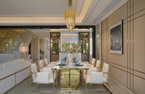 餐厅延续客厅的搭配，米白色餐台和高雅淡金色的丝绒餐椅，还有装饰韵味的吊灯交相辉映。