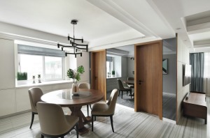 餐厅，木色采用的是饰面板，圆桌椅的设计，搭配造型吊灯，散发出优雅的气质
