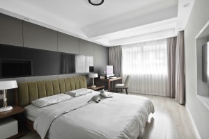 主卧延续现代简约格调，草绿色的床头与浅灰色的窗帘，营造出静谧的舒眠氛围