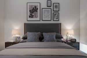 卧室致力于打造恬静优雅的氛围。深灰色床品柔和而舒适，是卧室最吸引人的地方。