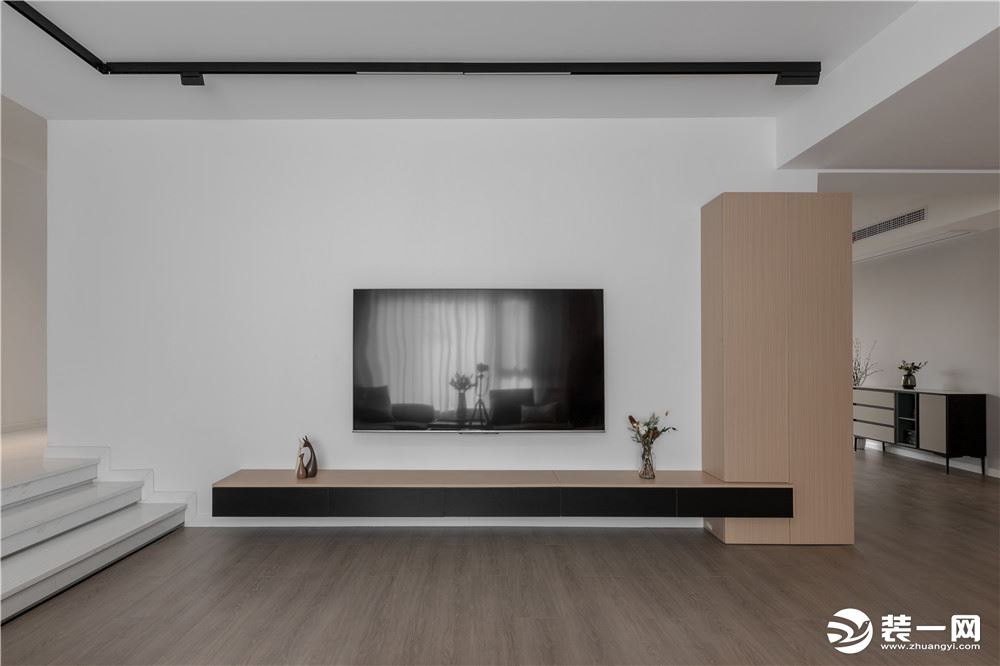 白亮光系列的家具在阳光的映射下，展现独特的光泽，兼具美观舒适的效用