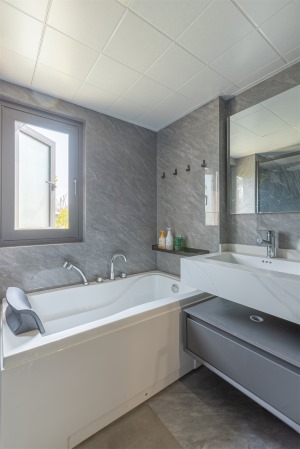 卫生间面积由于业主需求显得相对紧凑，但整体细节依旧丰富。悬浮式浴室柜+台下盆设计，造型美观，使用也方
