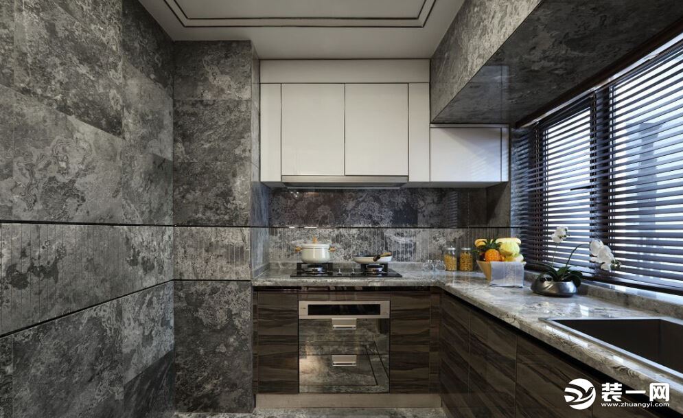 厨房设计主要以灰色为主，相对浅色系橱柜和墙砖更耐脏并耐看—川豪装饰