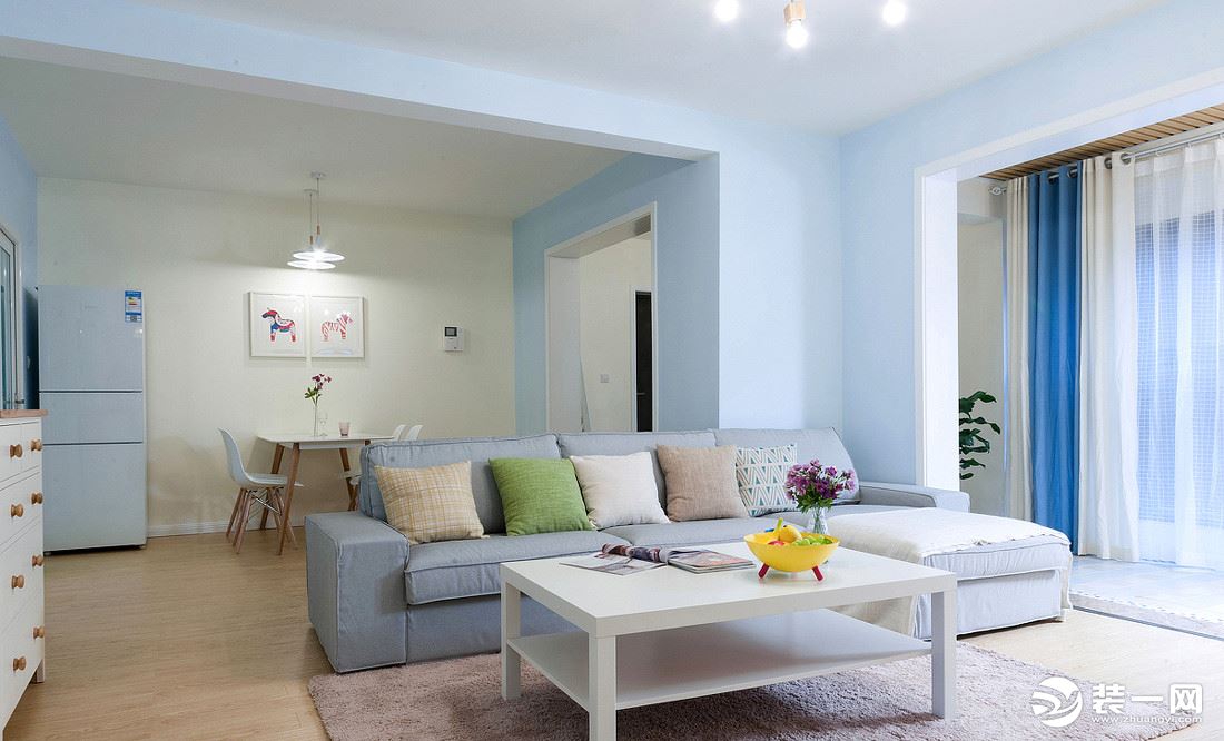 蓝色墙面配上白色灯，加上布艺沙发感觉清新舒适