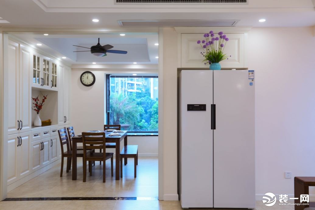 原户型厨房的空间很小，想要的大冰箱根本摆不下，形成一个凹陷的区域，将大冰箱放入其中，整体美观实用