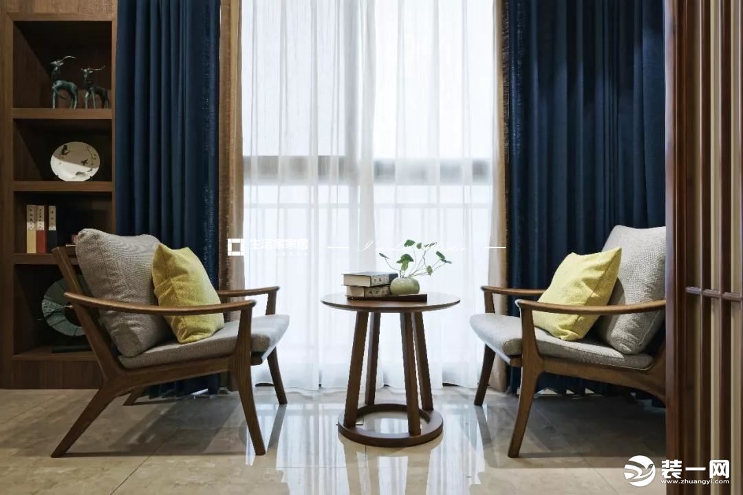 沙发造型都是线条简约、颜色相近的新中式沙发，因此它们共处一室也显得非常和谐。