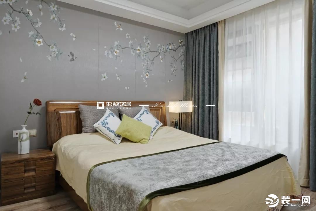 #卧室  首先灰色的背景墙面避免了花鸟过于抢戏，其次灰绿的窗帘和床单颜色则平衡了木床与木柜在现代感上