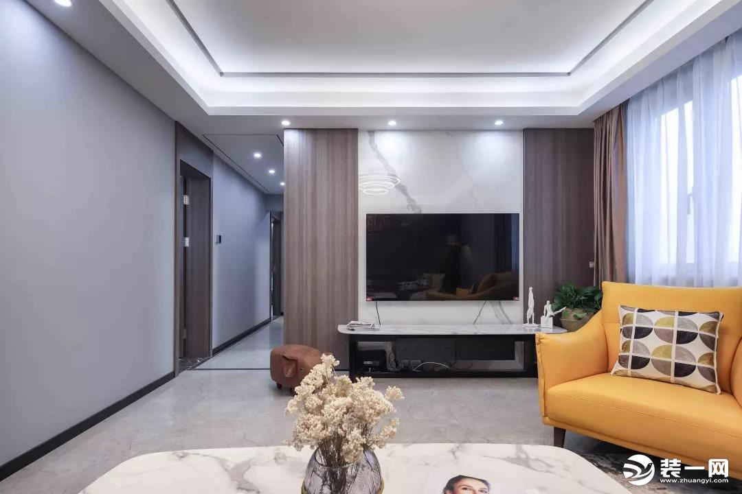 客厅电视墙以木饰面+大理石的对称设计，搭配黑白配的电视柜，整体显得时尚优雅好大气。