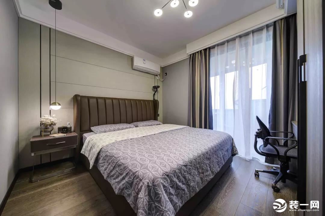 暖灰色的床头墙，搭配一张咖色皮艺床铺，结合多种颜色拼的窗帘，让空间充满了精致的自然感。