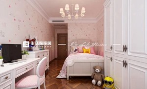 次卧用做儿童房，是个四五岁的小女孩的房间，所以整个色调采用公主粉色的壁纸 做点缀，梦幻甜美。