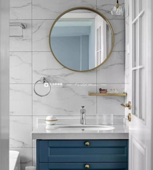 卫生间--主卧的卫生间以大理石为主，搭配金色边框和其他金属配件，再加上蓝色柜体的洗手池，简洁又大方。
