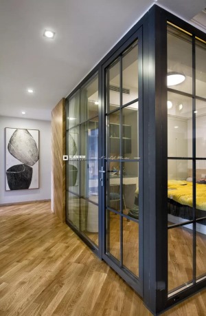 多功能房    以玻璃隔断隔出一间玻璃房，既保留了房间的通透感和空间感，也增加了房子的可能性。