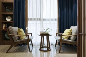 沙发造型都是线条简约、颜色相近的新中式沙发，因此它们共处一室也显得非常和谐。