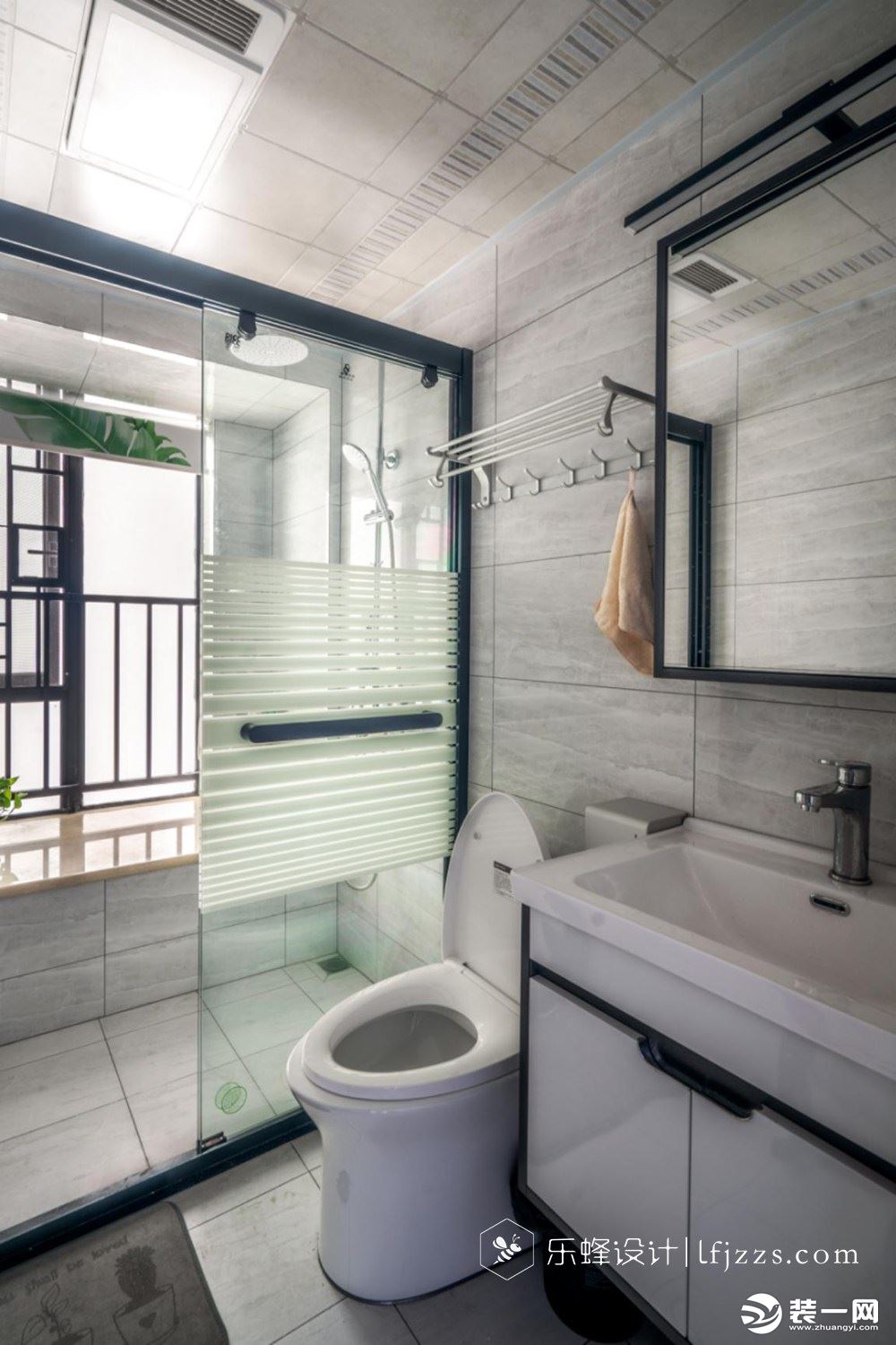 卫生间采用玻璃隔断做干湿分离，洗手台置外，满足一家四口的起居生活。