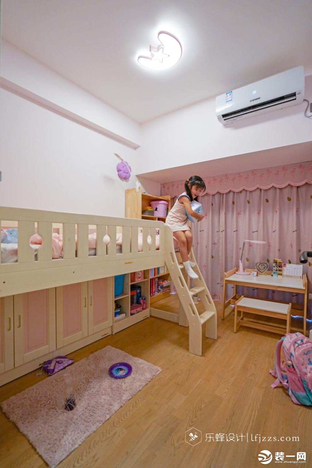 孩子需要更多空间学习和玩耍，在儿童房中打造一个上床下柜的柜体样式。孩子玩具、杂物、衣服。